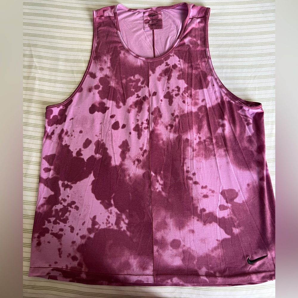 Nike Dri-FIT
Men's All-Over Print Sleeveless Yoga Top